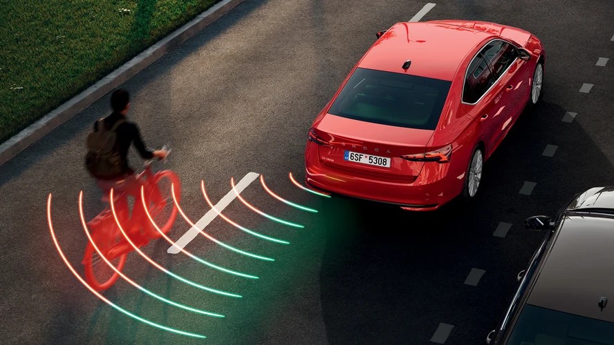 Tính năng cảnh báo điểm mù hỗ trợ phát hiện chướng ngại vật ở góc khuất của xe