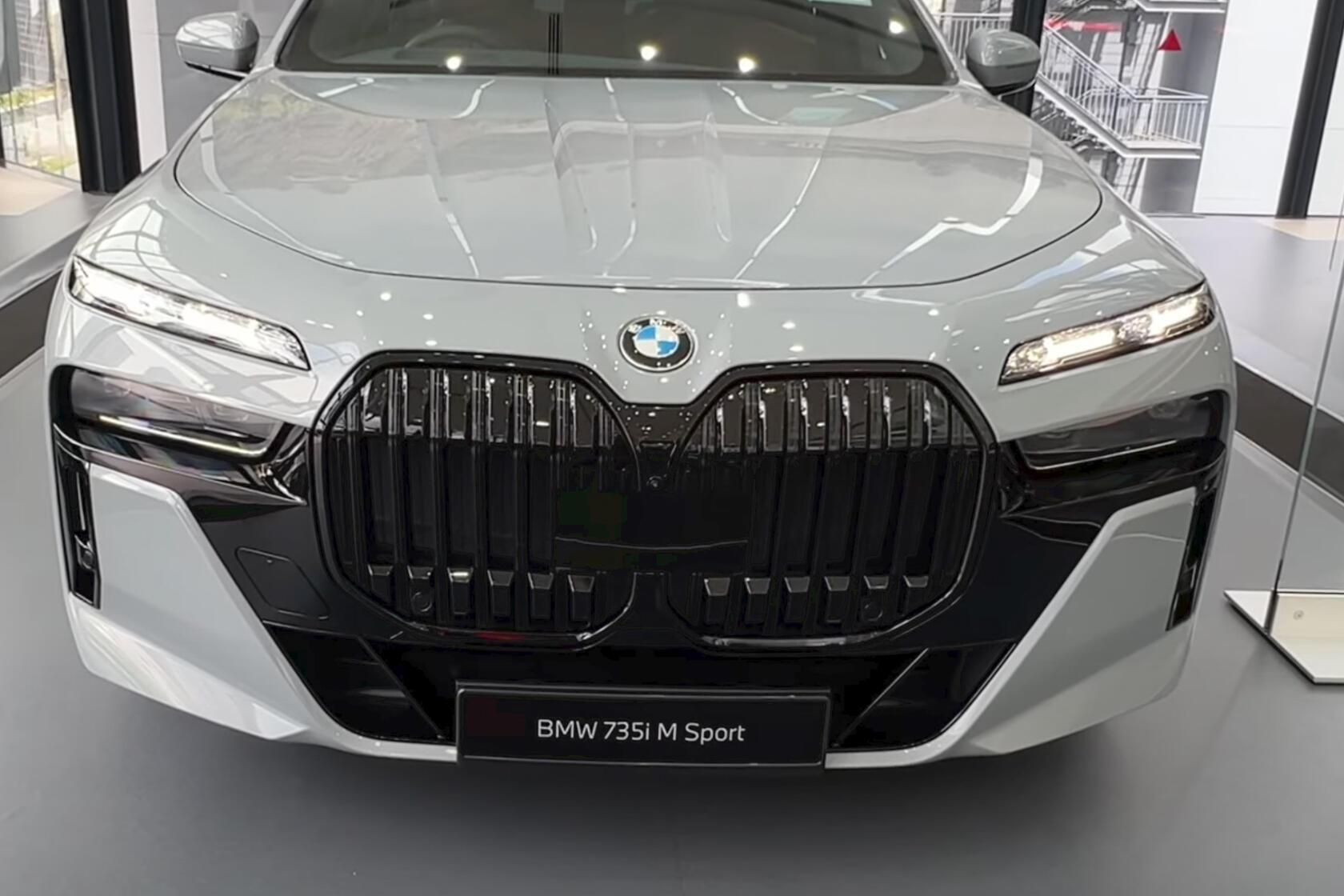 BMW 740Li Pure Excellence - Hình 3