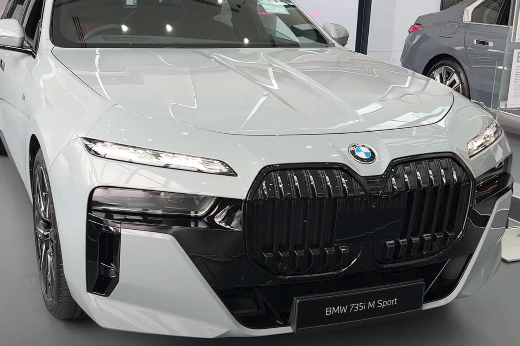 BMW 740Li Pure Excellence - Hình 4