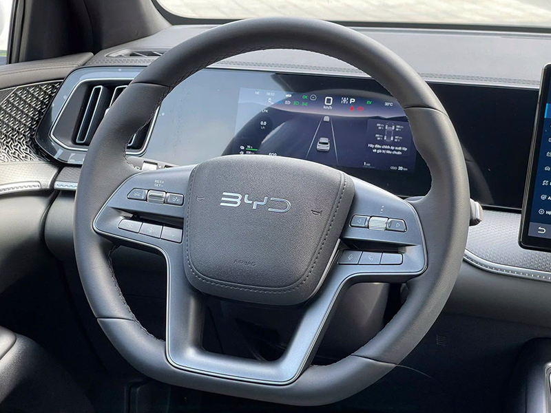 Vô lăng bọc da cao cấp trên BYD Sealion 5