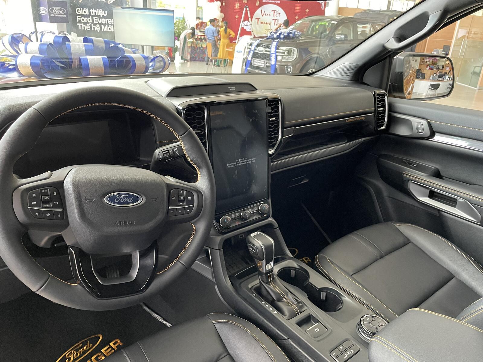 Độ Đèn LED Nội Thất Cho Xe Bán Tải Ford Ranger Chuyên Nghiệp – MƯỜI HÙNG  AUTO