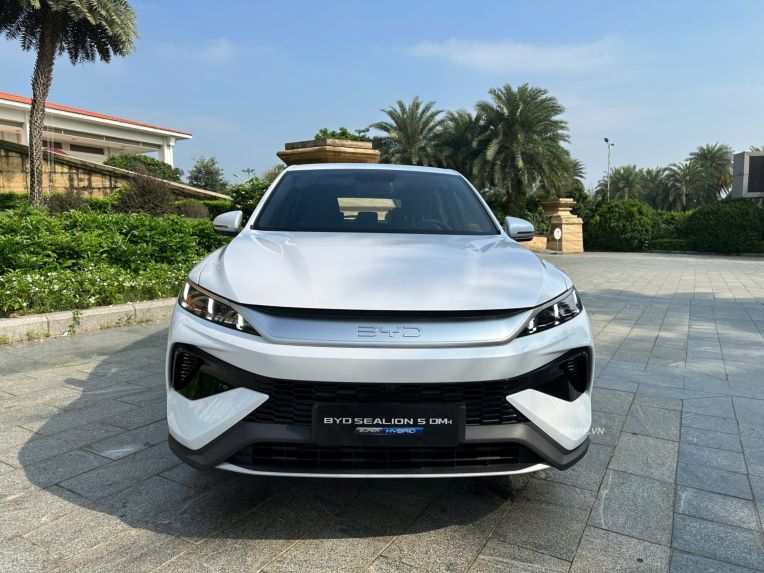 Thiết kế đầu xe với mặt ca-lăng thiết kế mở rộng phong cách tương lai