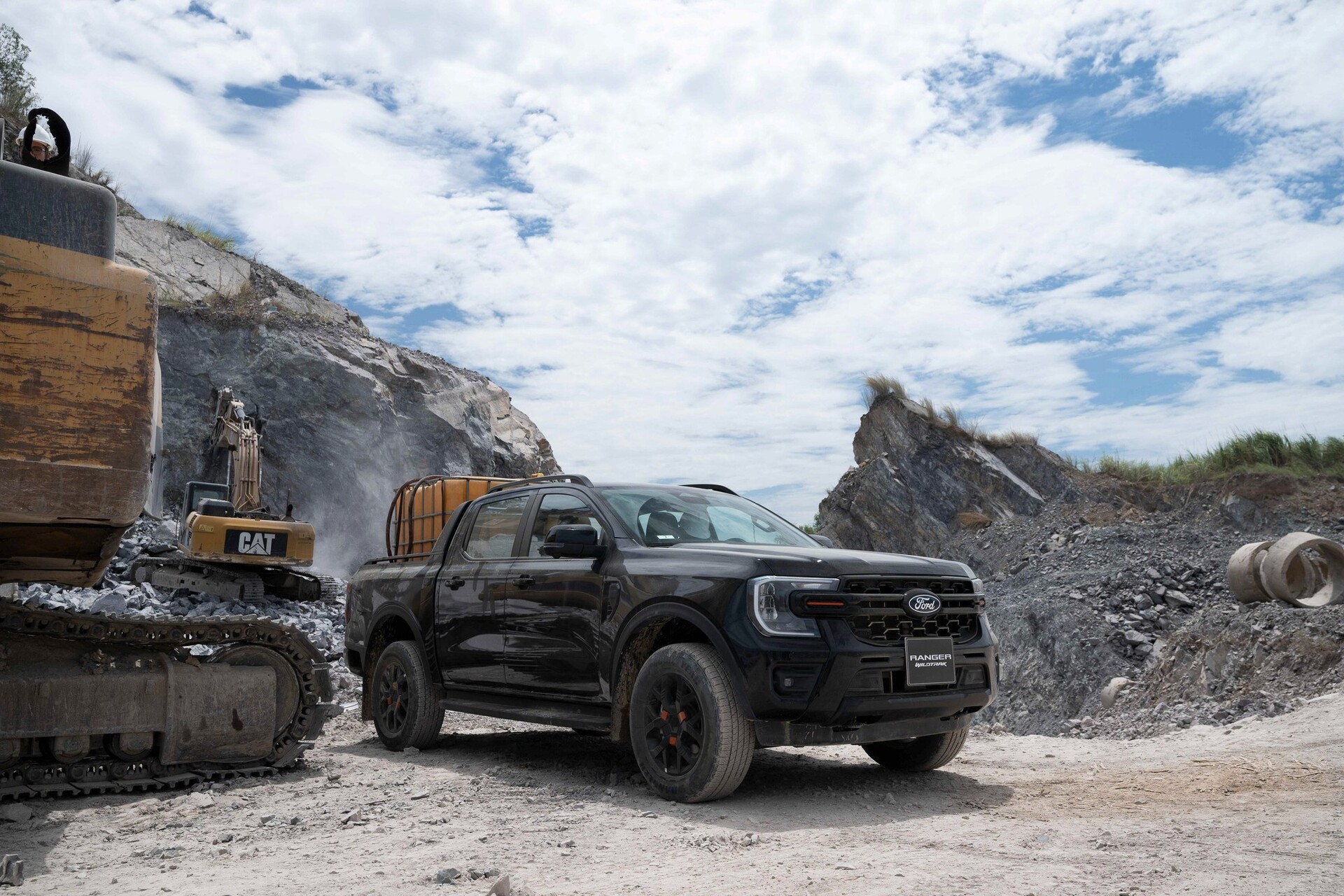 Tổng thể ngoại thất đậm chất thể thao và cơ bắp của mẫu bán tải Ford Ranger Wildtrak thế hệ mới