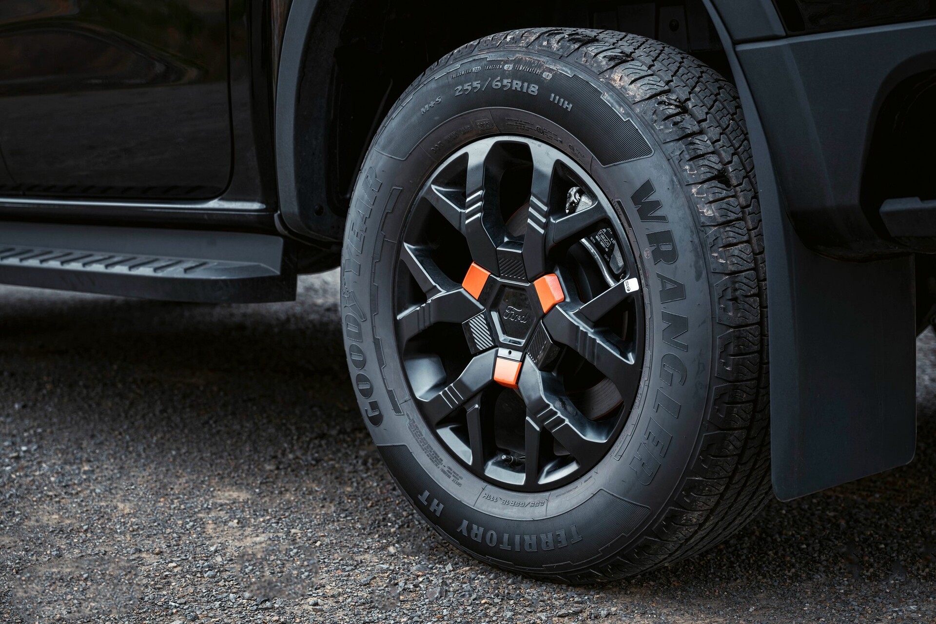 Thiết kế thân xe bề thế đi kèm mâm đúc hợp kim 18 inch và bệ bước chân cực kỳ tiện dụng
