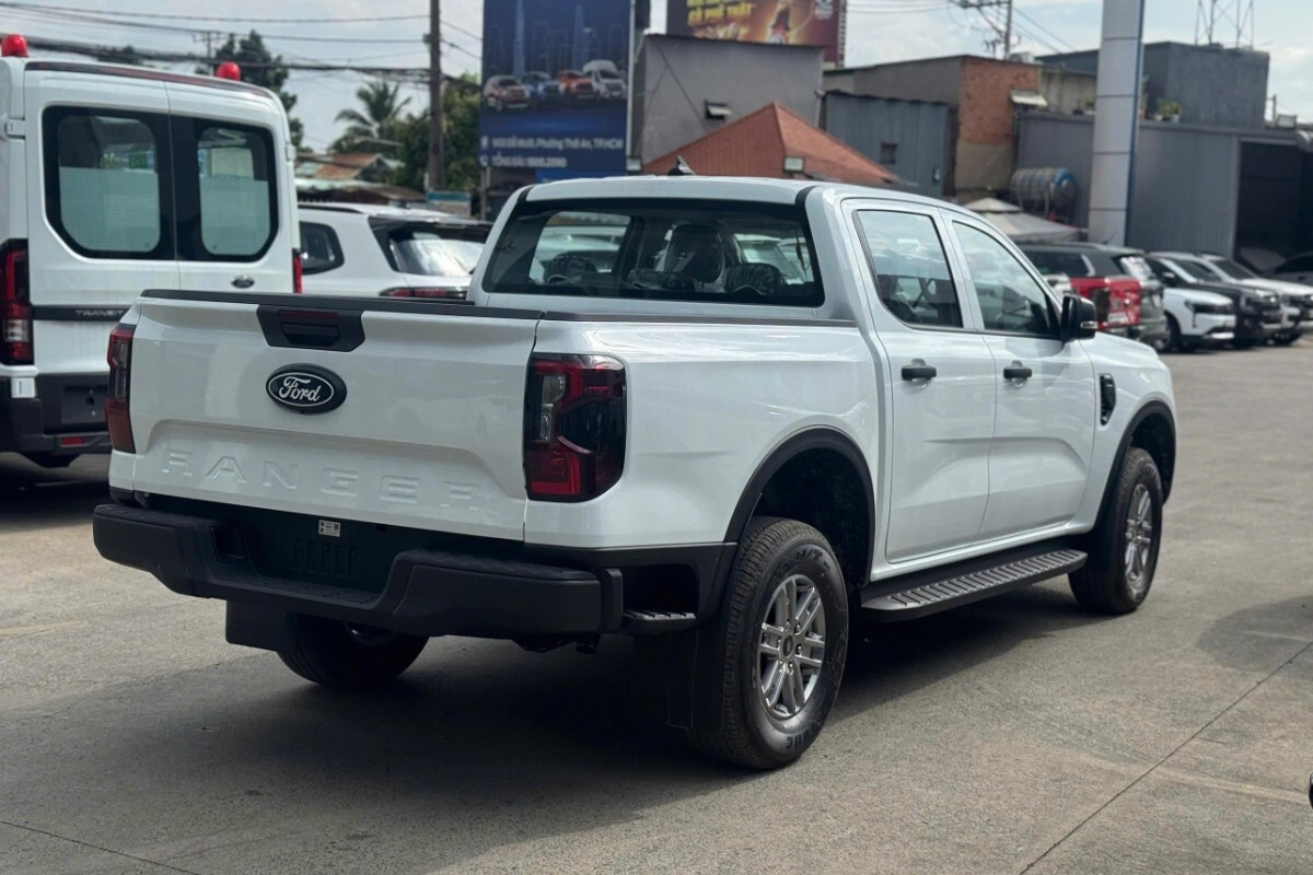 Phần đuôi xe Ford Ranger XLS 2.0L 4x2 AT gây ấn tượng với dòng chữ dập chìm nổi bật cùng cụm cản sau cực kỳ chắc chắn.