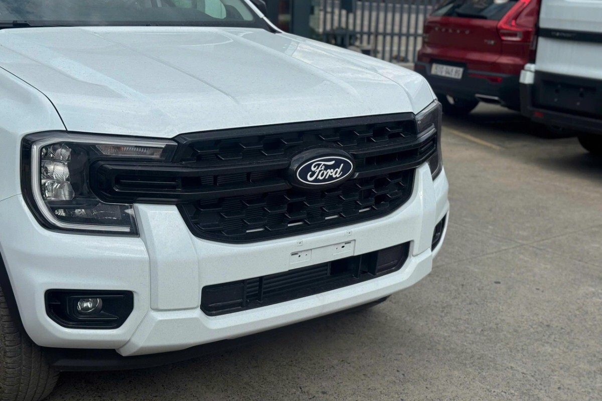 Nắp capo của Ford Ranger XLS 2.0L 4x2 AT sở hữu nhiều đường gân dập nổi cơ bắp, kéo dài từ phần kính chắn gió.