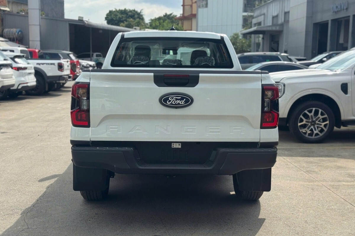 Bửng thùng phía đuôi xe Ford Ranger XLS 2.0L 4x2 AT được tinh chỉnh để thao tác đóng mở trở nên nhẹ nhàng và vô cùng thuận tiện.