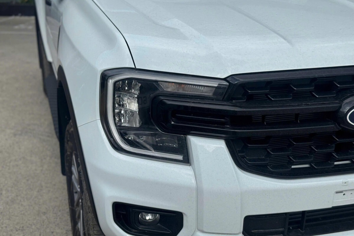 Cụm đèn chiếu sáng kiểu LED trên Ford Ranger XLS 2.0L 4x2 AT mang lại vẻ đẹp thẩm mỹ cao và cường độ sáng vượt trội.
