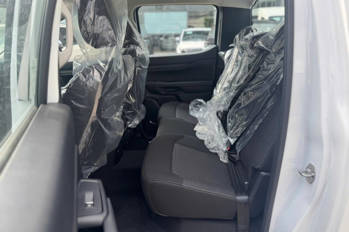 Hàng ghế sau của xe Ford Ranger XLS 2.0L 4x2 AT được trang bị đầy đủ tựa đầu và có độ ngả lưng cực kỳ hợp lý.
