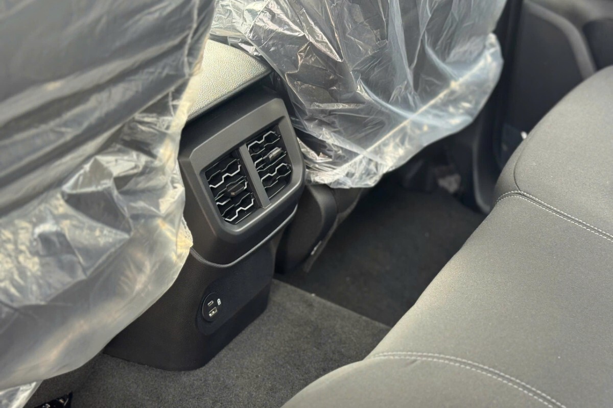 Khoảng trống để chân tại hàng ghế sau của Ford Ranger XLS 2.0L 4x2 AT rất hào phóng, giúp hành khách luôn cảm thấy vô cùng thư thái.