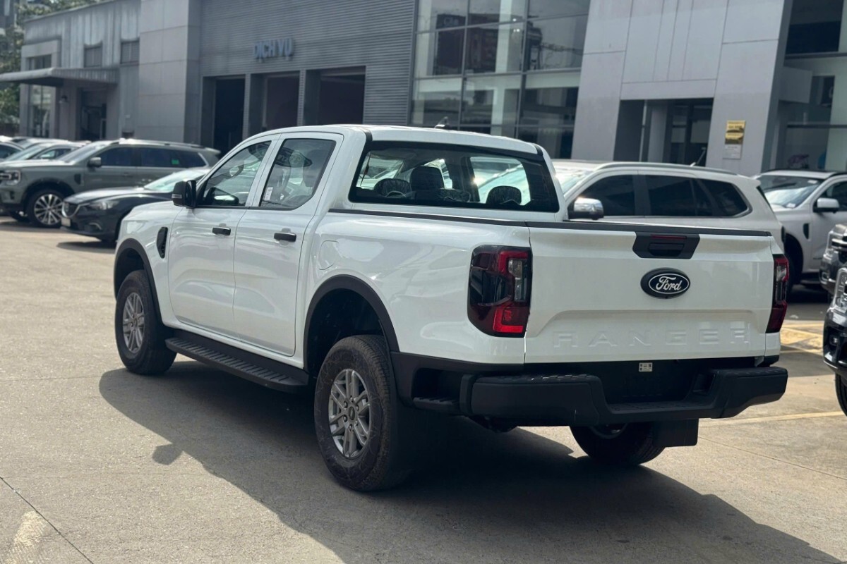 Cụm đèn hậu xếp dọc của Ford Ranger XLS 2.0L 4x2 AT cung cấp cường độ ánh sáng tốt, đảm bảo an toàn tối đa vào ban đêm.