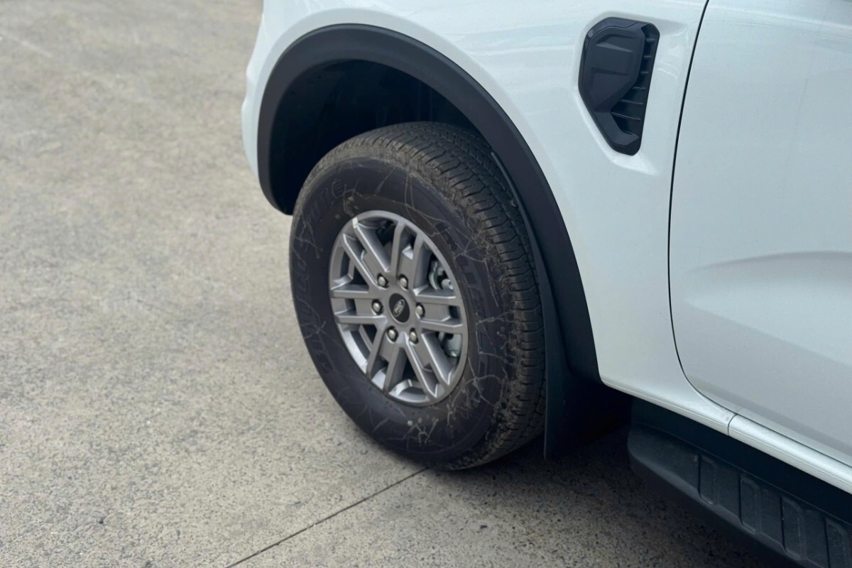 Bộ mâm hợp kim 16 inch trên Ford Ranger XLS 2.0L 4x2 AT đi kèm lốp bản dày giúp xe hấp thụ lực xóc hoàn hảo.