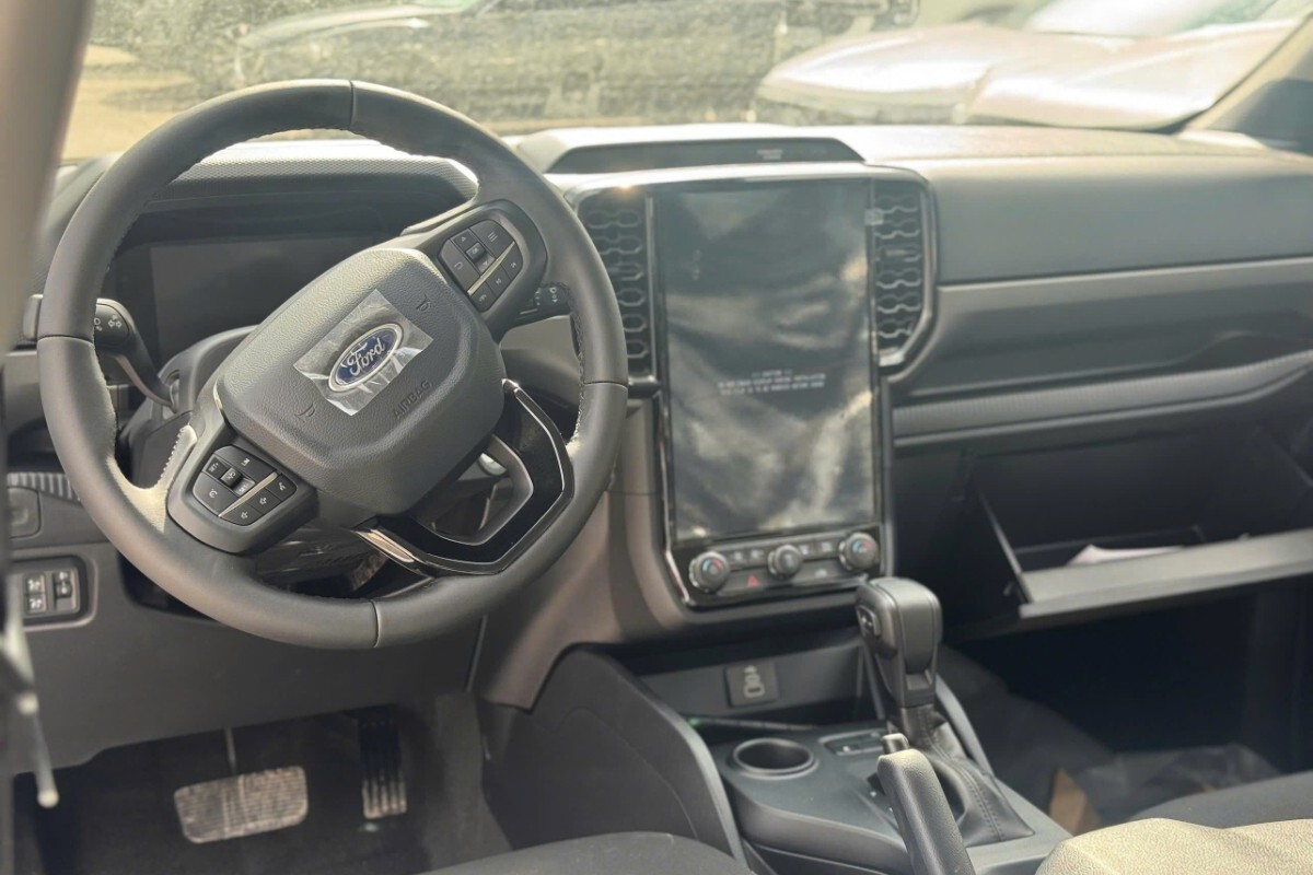 Tổng quan không gian khoang lái của Ford Ranger XLS 2.0L 4x2 AT vô cùng hiện đại, mang lại cảm giác thân thiện và thoải mái.