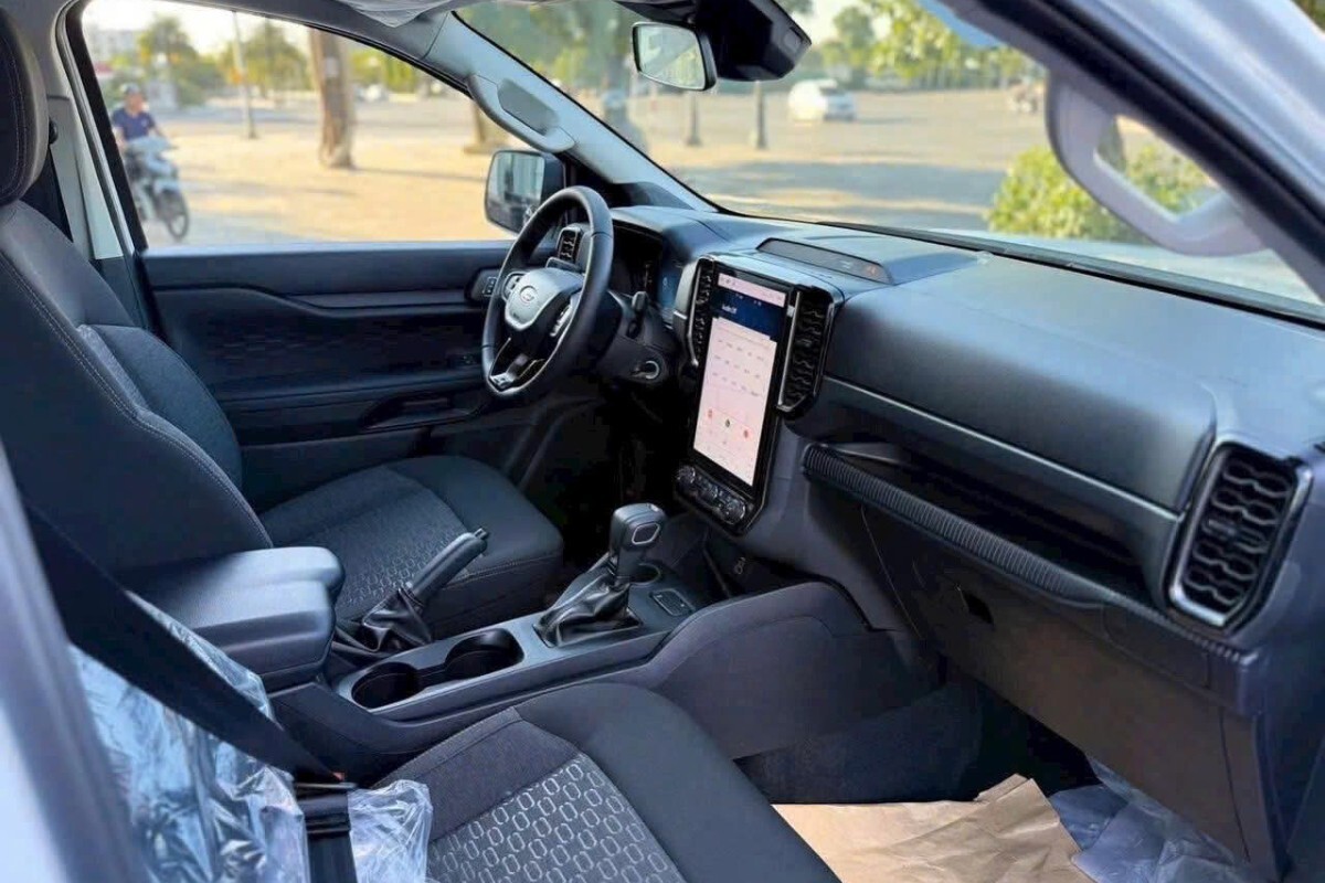 Màn hình giải trí trung tâm 12 inch trên Ford Ranger XLS 2.0L 4x2 AT tích hợp hệ điều hành SYNC 4A vô cùng mượt mà.