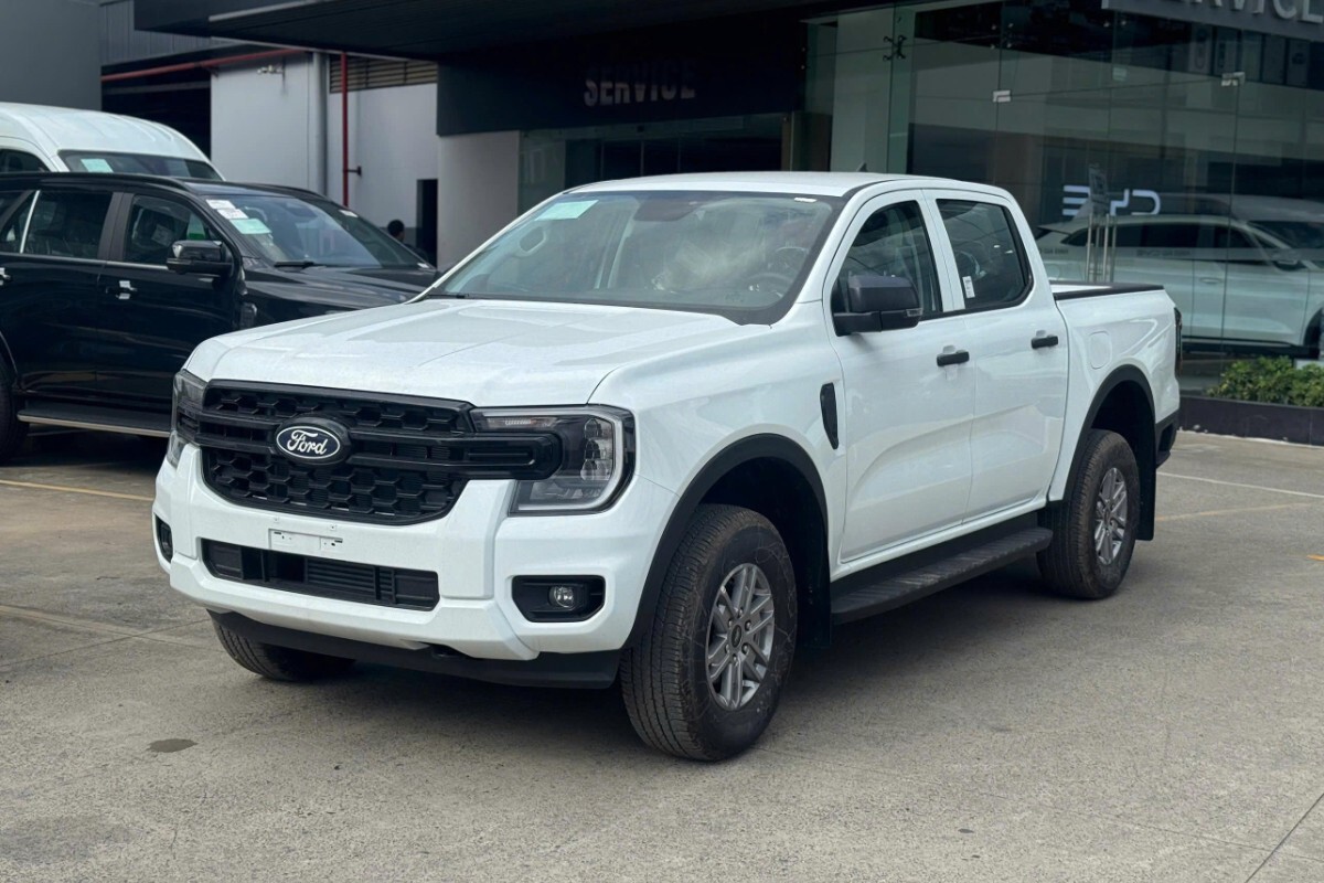 Ngoại hình tổng thể của xe Ford Ranger XLS 2.0L 4x2 AT mang đậm phong cách thiết kế cơ bắp, thể thao và rất hiện đại.