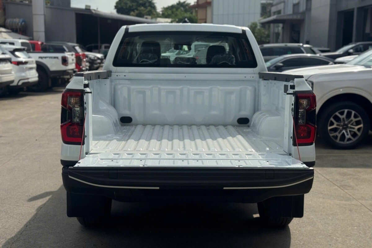 Lớp lót thùng bằng nhựa cao cấp cùng các móc chằng buộc trên Ford Ranger XLS 2.0L 4x2 AT giúp bảo vệ hàng hóa tối đa.