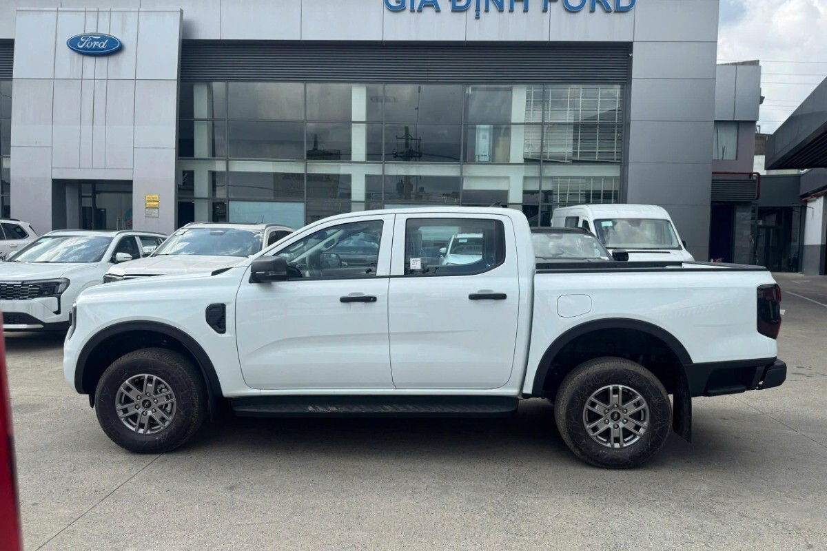 Nhìn từ cạnh bên, Ford Ranger XLS 2.0L 4x2 AT toát lên sự năng động với các mảng khối phẳng dập nổi vô cùng tinh tế.