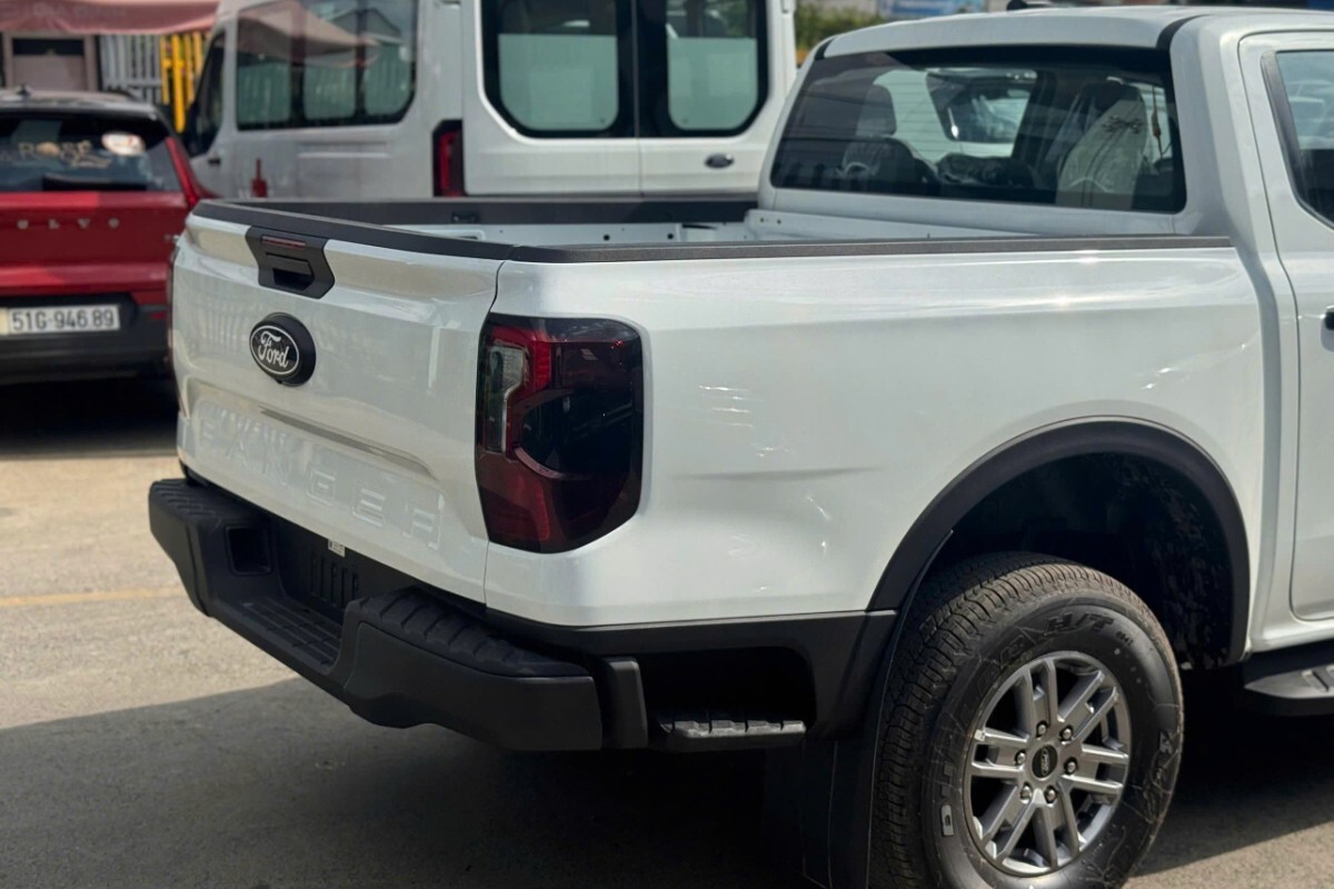 Khu vực thùng xe của Ford Ranger XLS 2.0L 4x2 AT được mở rộng kích thước, đáp ứng hoàn hảo mọi nhu cầu chuyên chở khối lượng lớn.