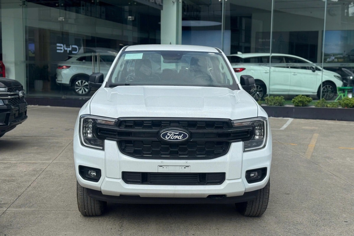 Phần đầu xe Ford Ranger XLS 2.0L 4x2 AT thu hút với cụm lưới tản nhiệt sơn đen nhám cùng đường nét góc cạnh hầm hố.
