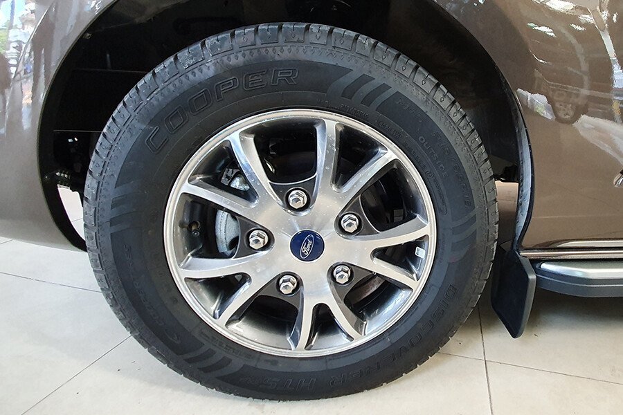 Ford Tourneo Titanium (Máy xăng) - Hình 11