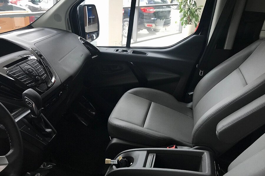 Ford Tourneo Titanium (Máy xăng) - Hình 17