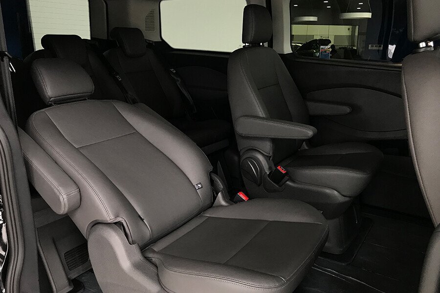 Ford Tourneo Titanium (Máy xăng) - Hình 25
