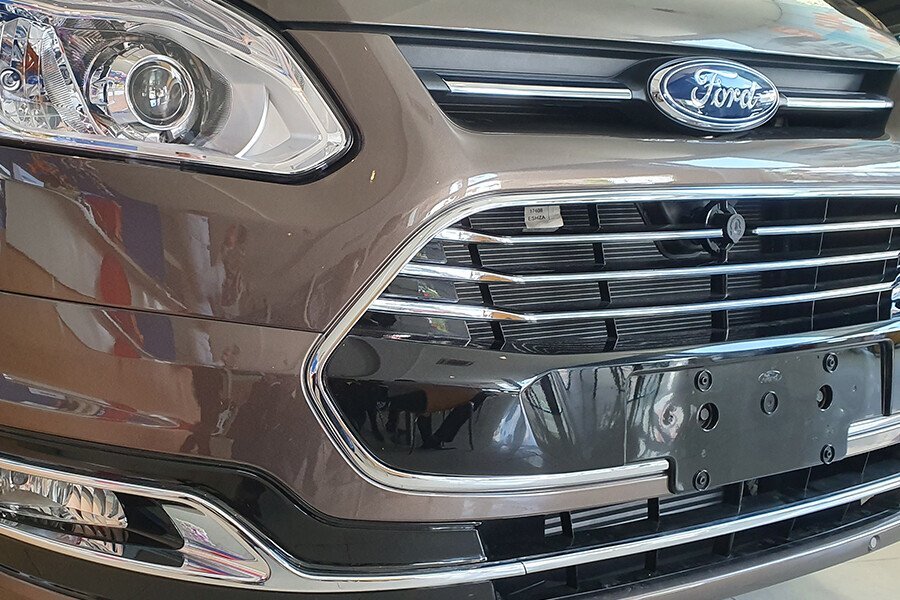 Ford Tourneo Titanium (Máy xăng) - Hình 5