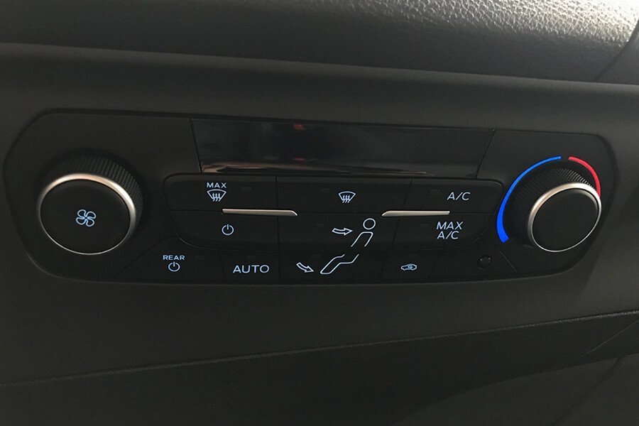 Ford Tourneo Sport (Máy xăng) - Hình 31