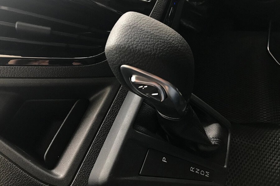 Ford Tourneo Sport (Máy xăng) - Hình 35