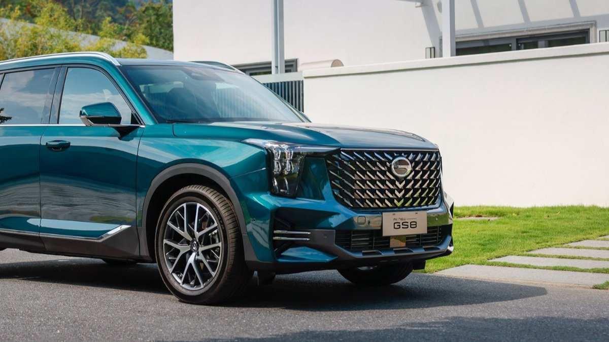 Phần đầu xe All-New GS8 nổi bật với lưới tản nhiệt cỡ lớn, kết hợp cùng hệ thống đèn pha sắc sảo và vô cùng hiện đại.