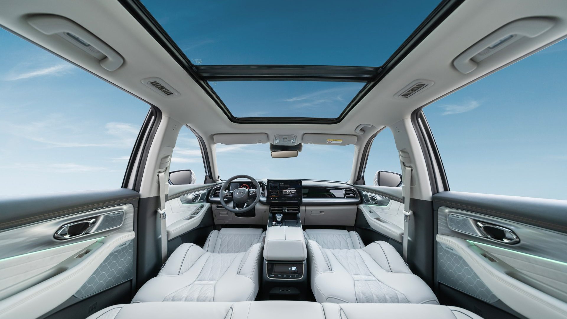Cửa sổ trời toàn cảnh trên All-New GS8 giúp không gian xe luôn tràn ngập ánh sáng tự nhiên, vô cùng thoáng đãng.