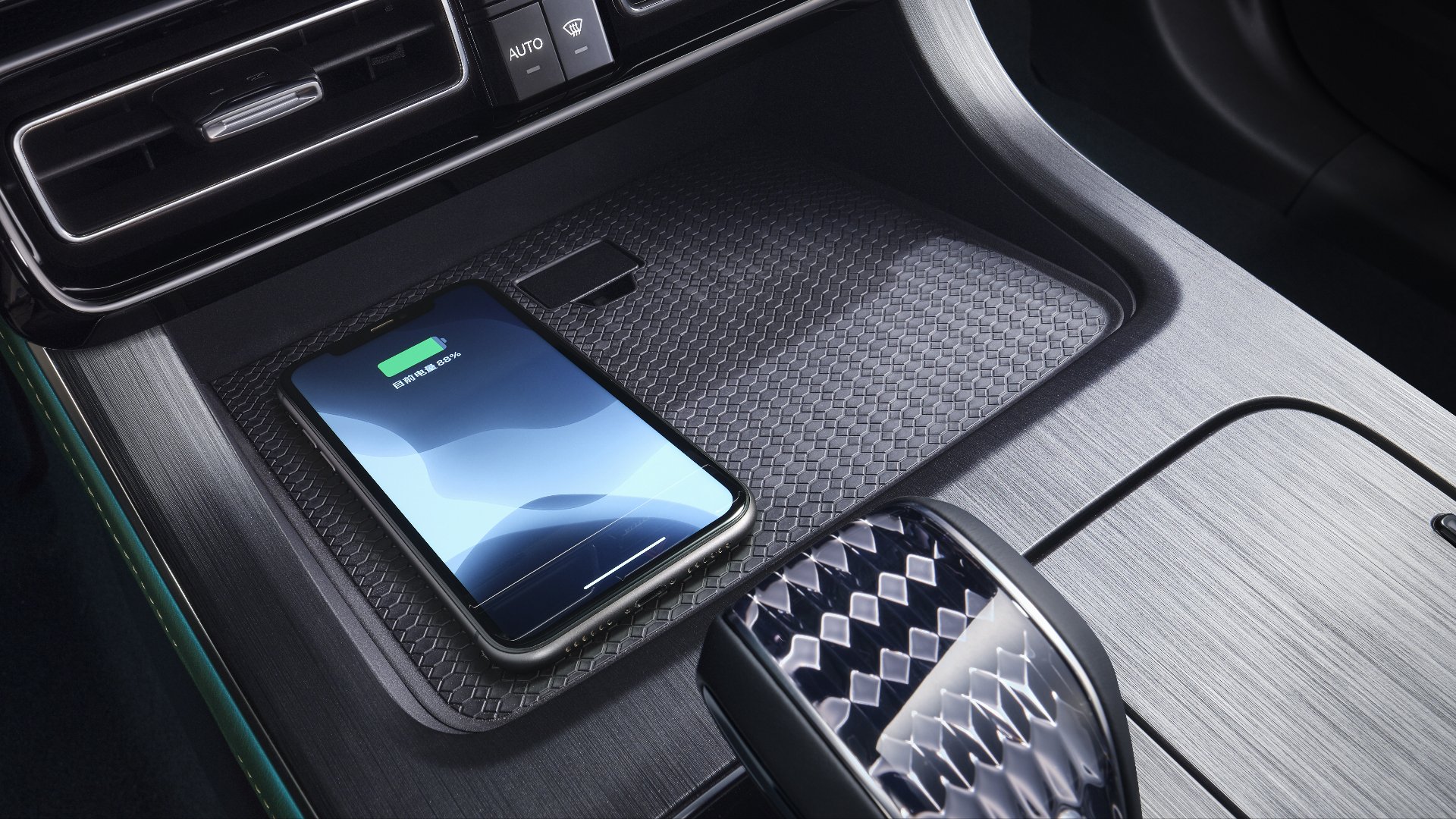 Tính năng sạc không dây tiện ích trên All-New GS8 giúp khoang lái luôn gọn gàng và đảm bảo kết nối liên tục.