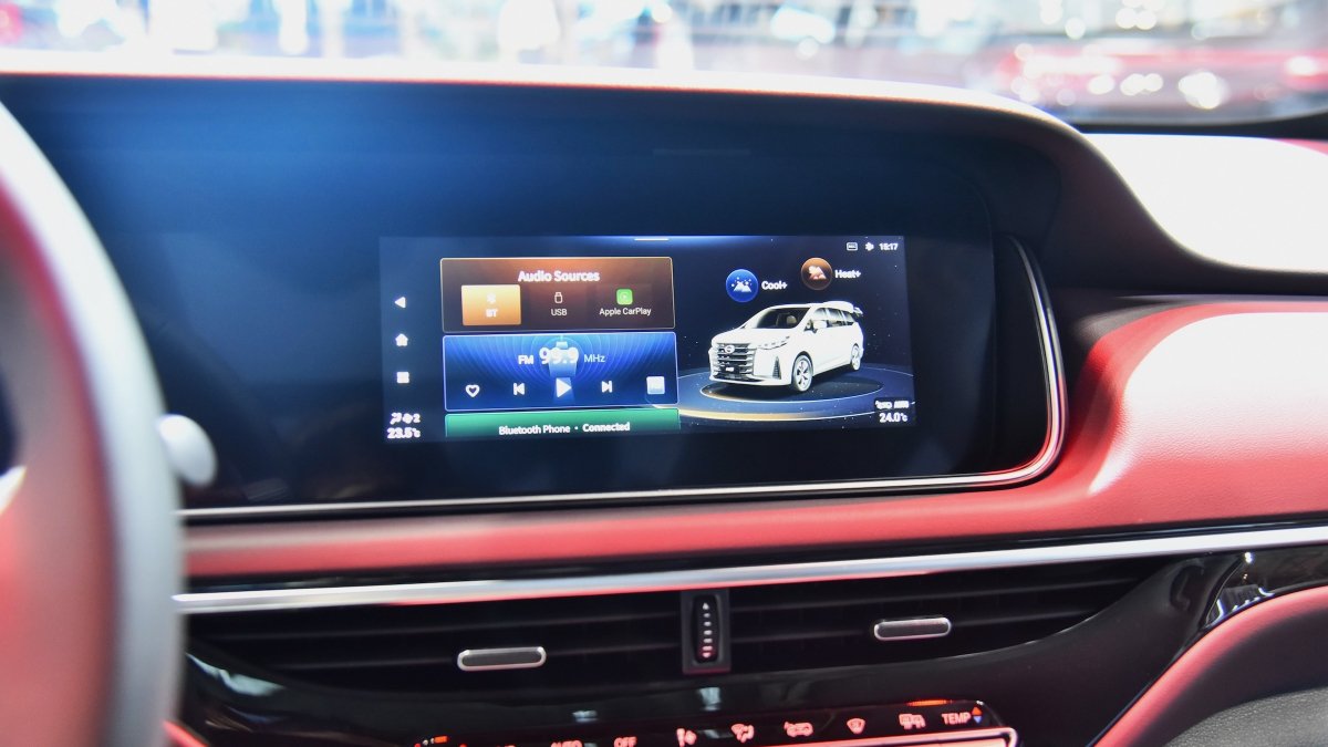 Màn hình giải trí trung tâm sắc nét hỗ trợ kết nối Apple CarPlay và Android Auto