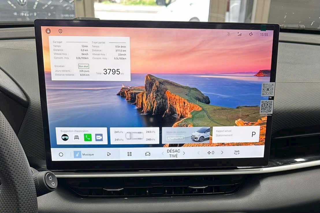 Màn hình giải trí lớn 10.25 inch
