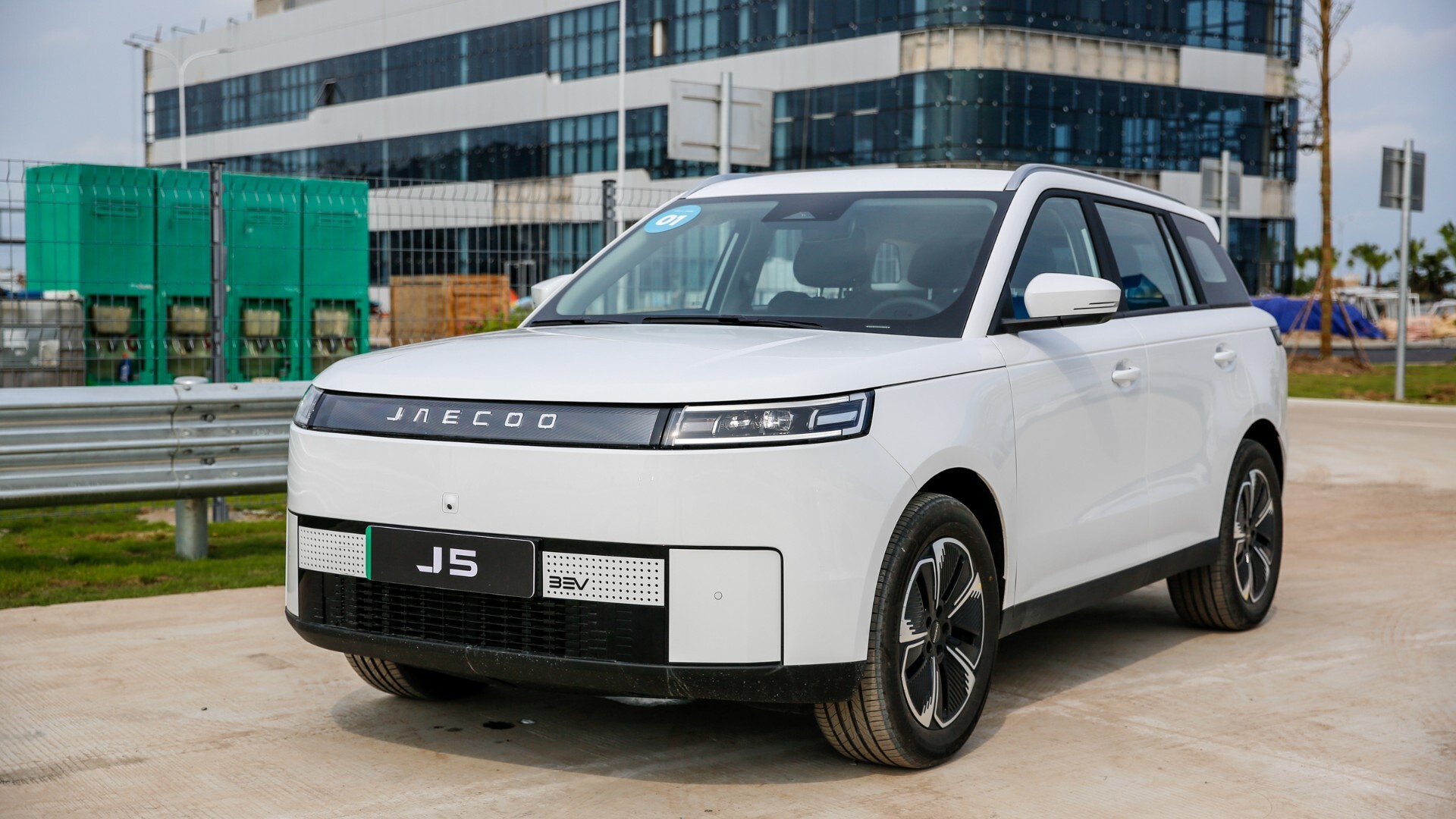 Xe di chuyển ổn định nhờ hệ thống treo sau đa liên kết
