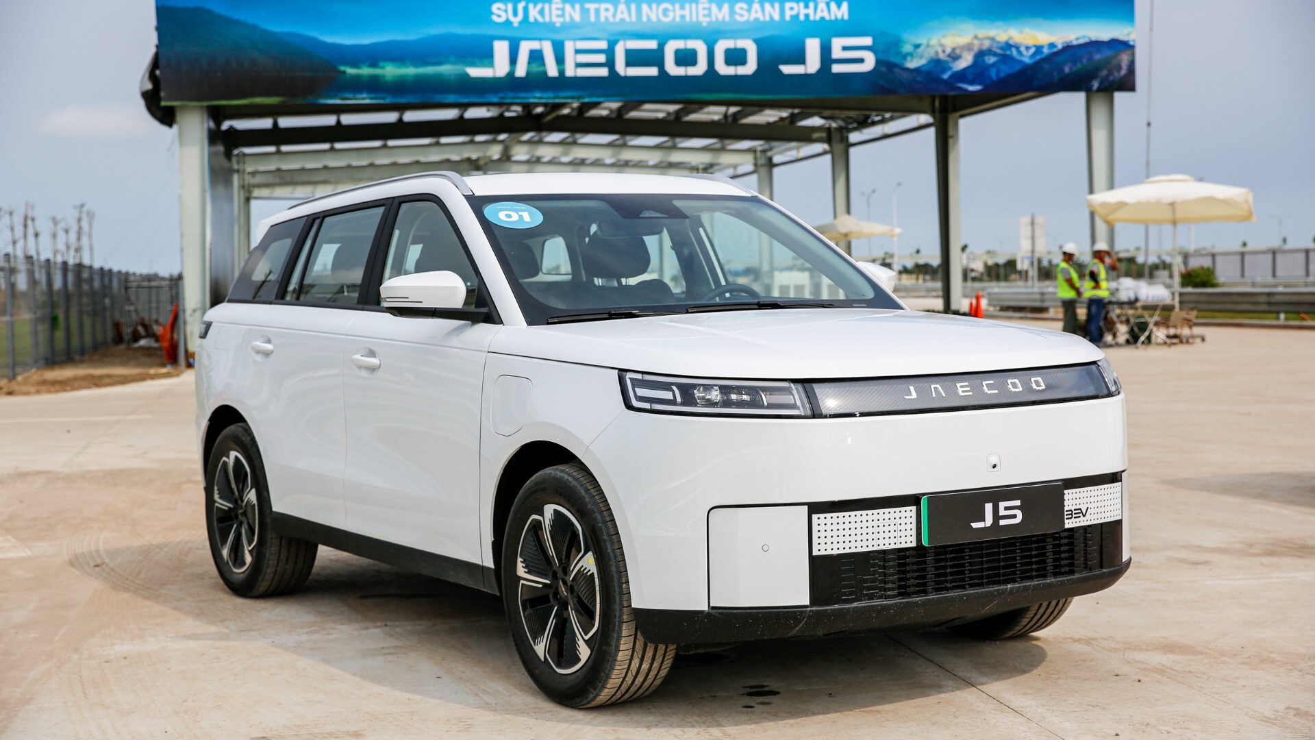 Thiết kế tổng quan xe Jaecoo J5 mạnh mẽ và hiện đại