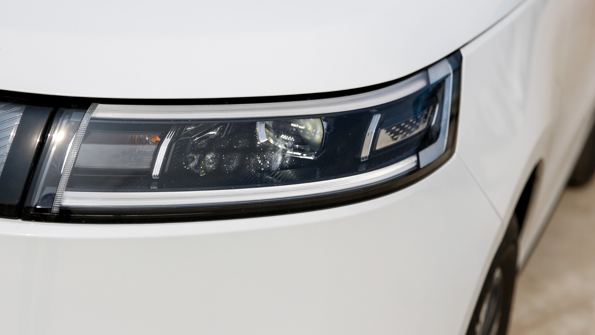 Đèn pha phía trước dạng LED thiết kế hiện đại