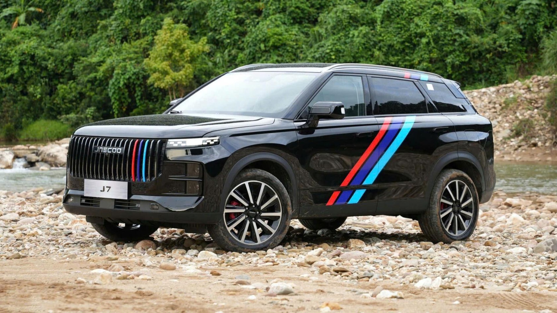 Thiết kế cạnh bên của Jaecoo J7 Flagship AWD với đường nét dứt khoát