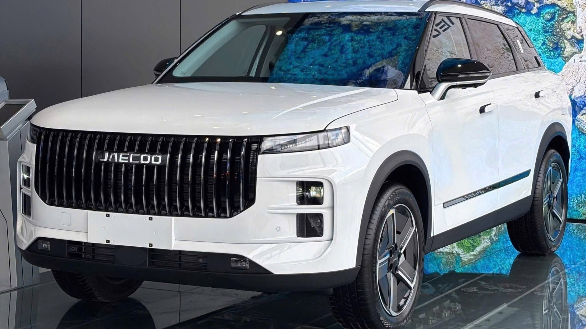 Thiết kế tổng quan của Jaecoo J7 Flagship mang đậm phong cách vuông vức, nam tính và vô cùng bề thế trên đường phố.