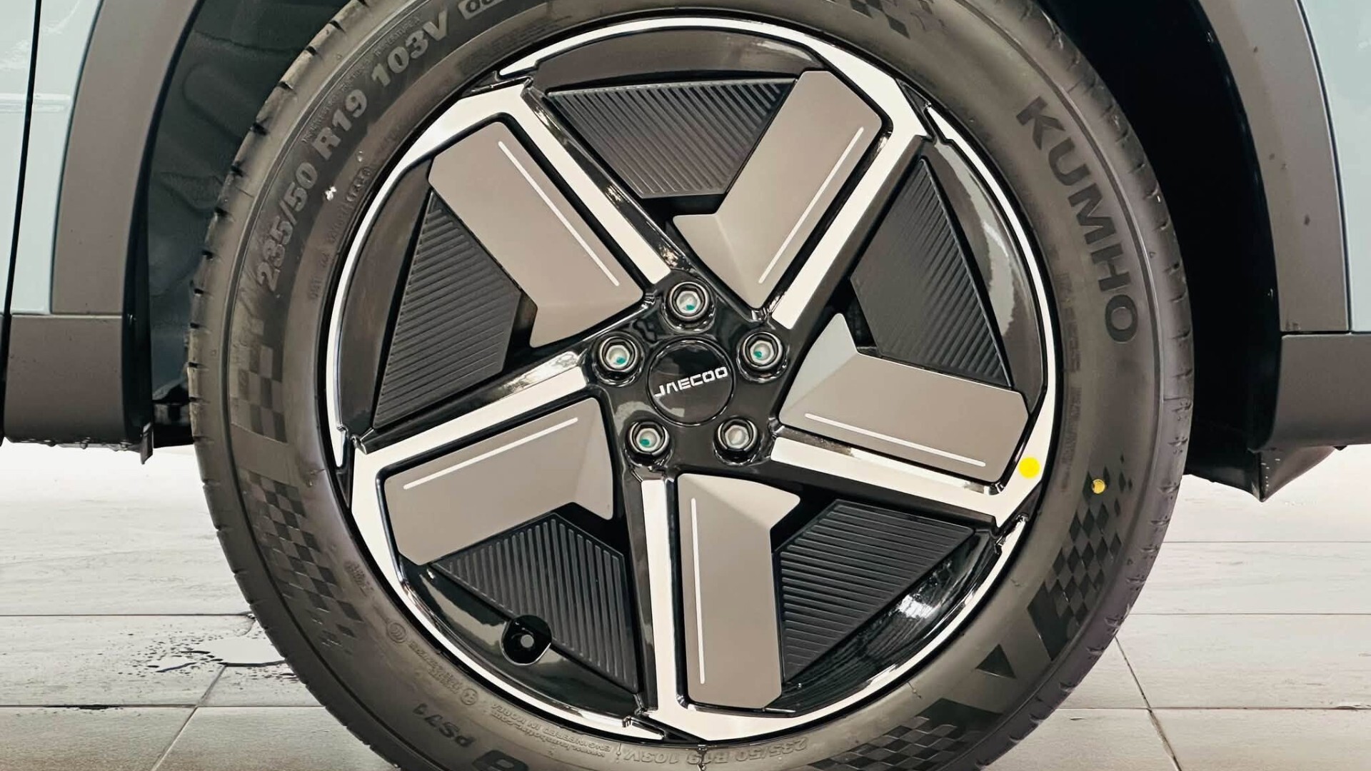 Mâm xe hợp kim nhôm kích thước 19 inch với thiết kế thể thao và hiện đại