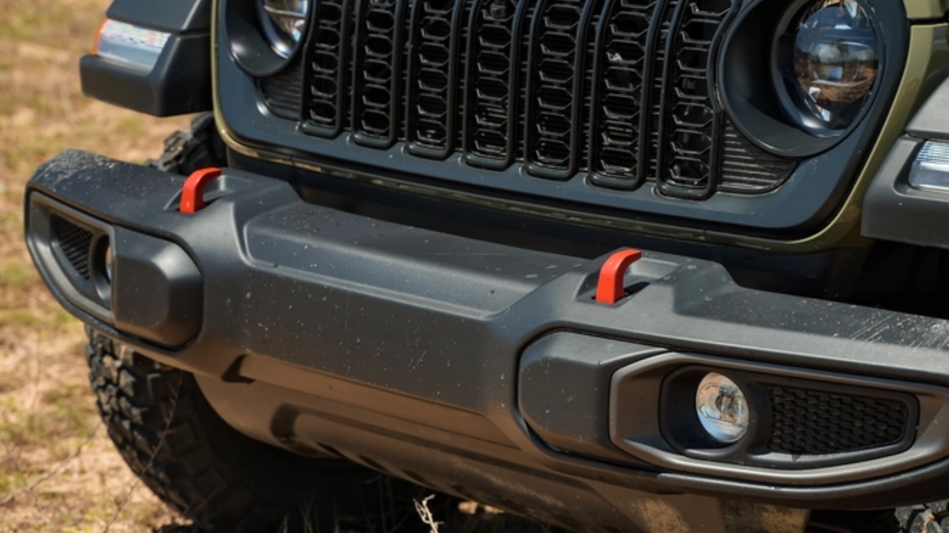 Đầu xe Jeep Wrangler Rubicon mang thiết kế cổ điển pha lẫn công nghệ hiện đại, thể hiện uy quyền