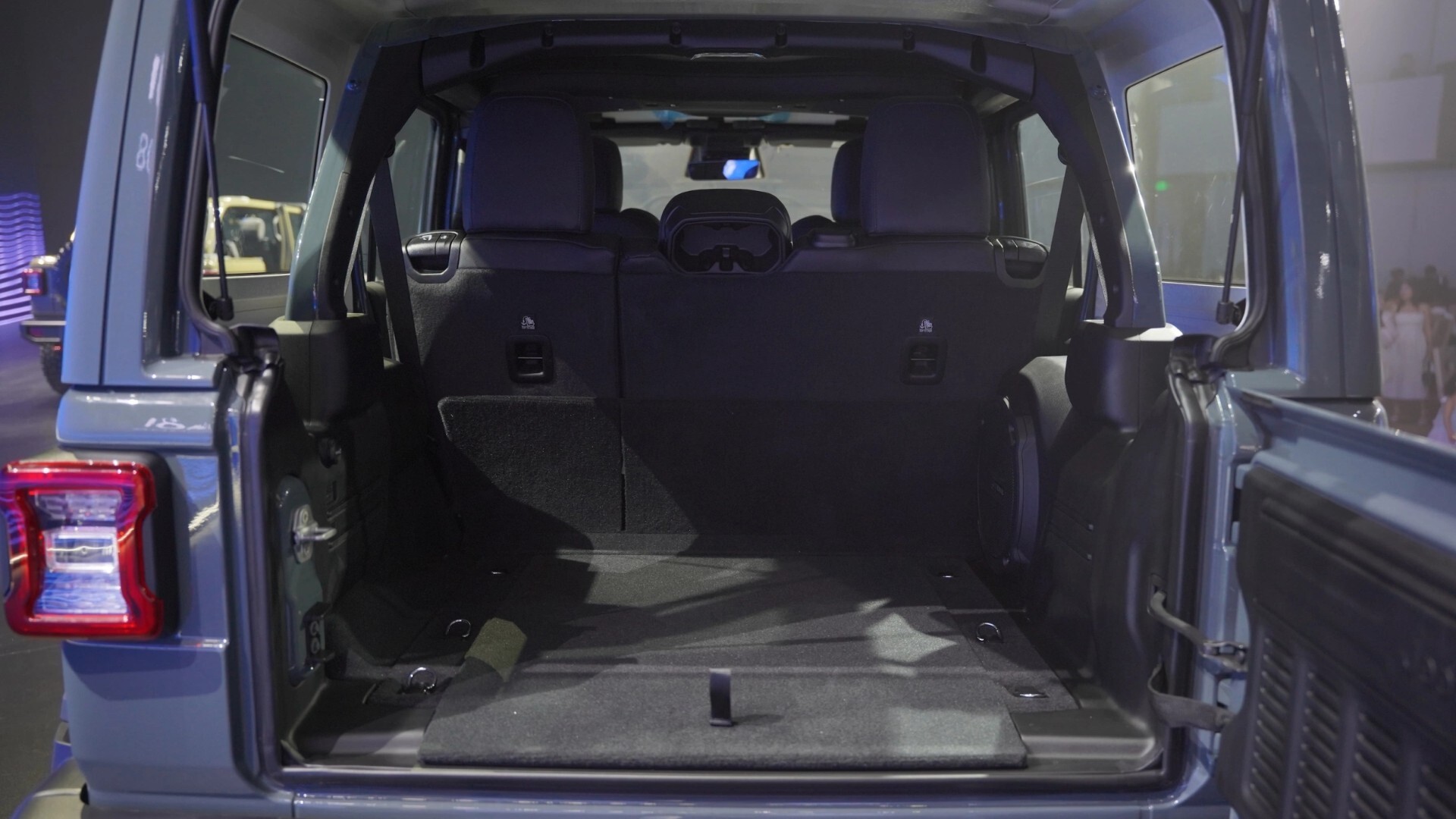 Cốp xe Jeep Wrangler Sahara