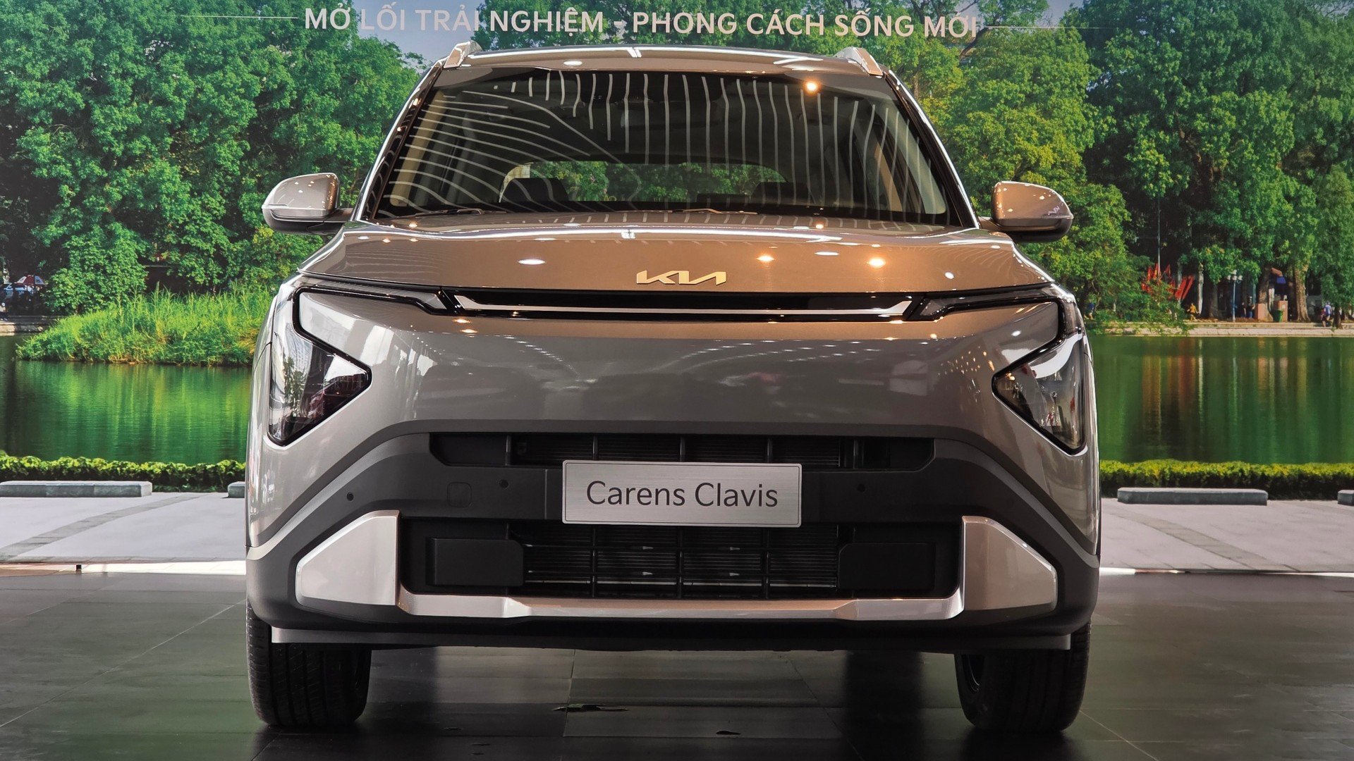 Phần đầu xe sở hữu lưới tản nhiệt lớn cùng cụm đèn pha hiện đại