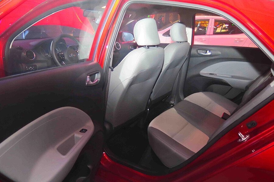 KIA Soluto AT Deluxe 1.4L - Hình 9