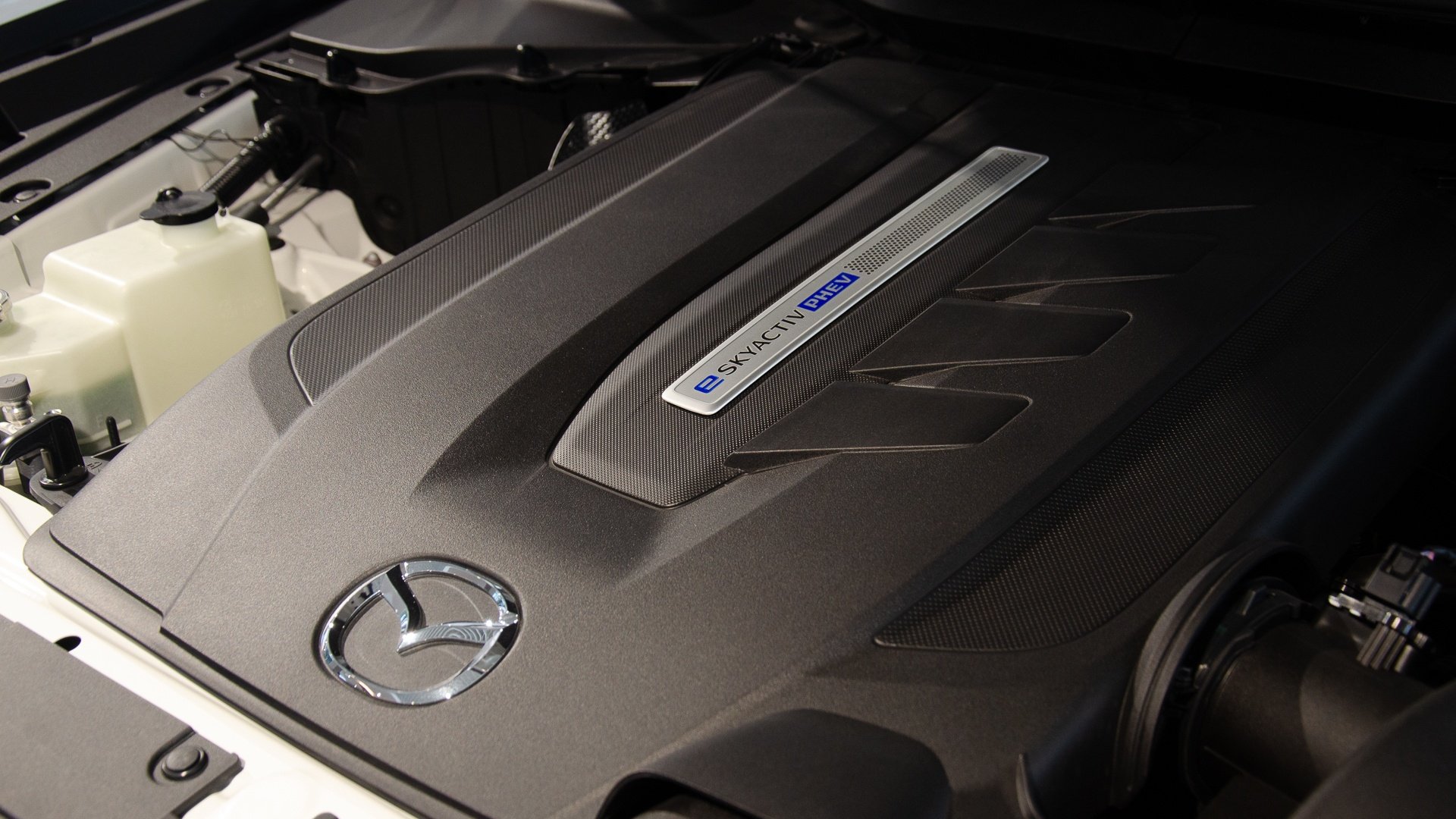 Khối động cơ xăng 3.3L e-Skyactiv G sáu xi-lanh thẳng hàng tăng áp mang lại một sức mạnh vận hành vô cùng vượt trội và mượt mà.