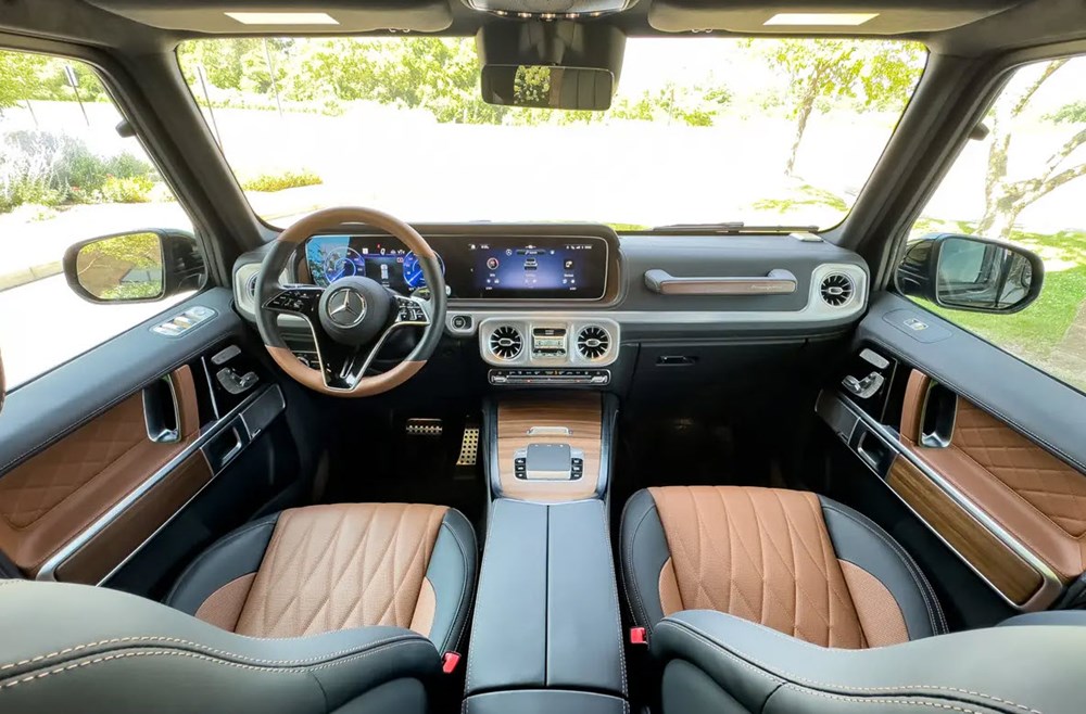 Không gian khoang lái xe Mercedes-Benz G 580 EQ