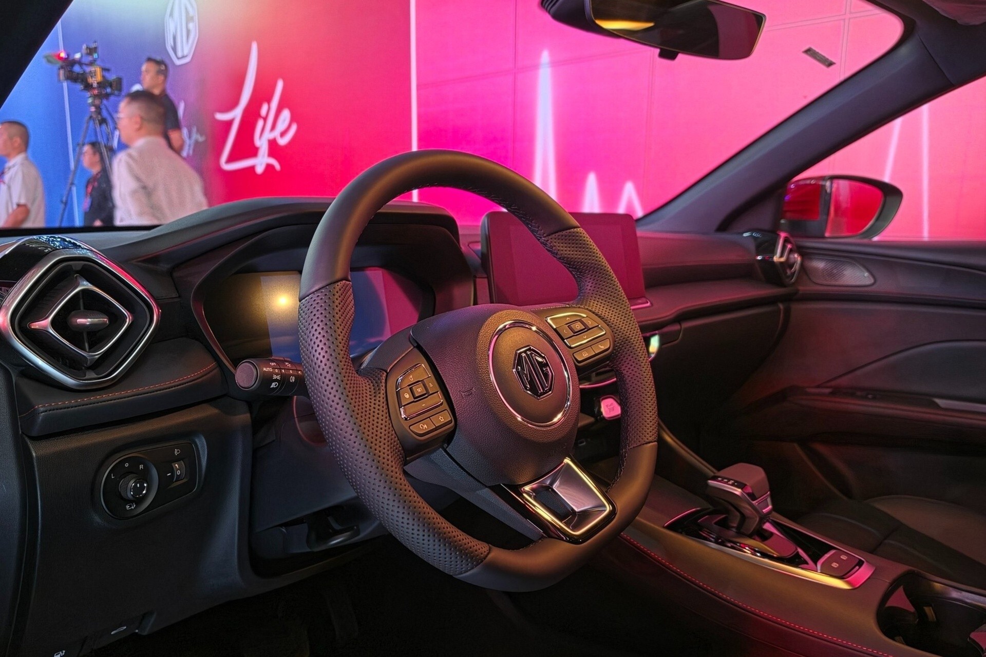Vô lăng D-cut bọc da Microfiber trên MG GT 1.5T Premium