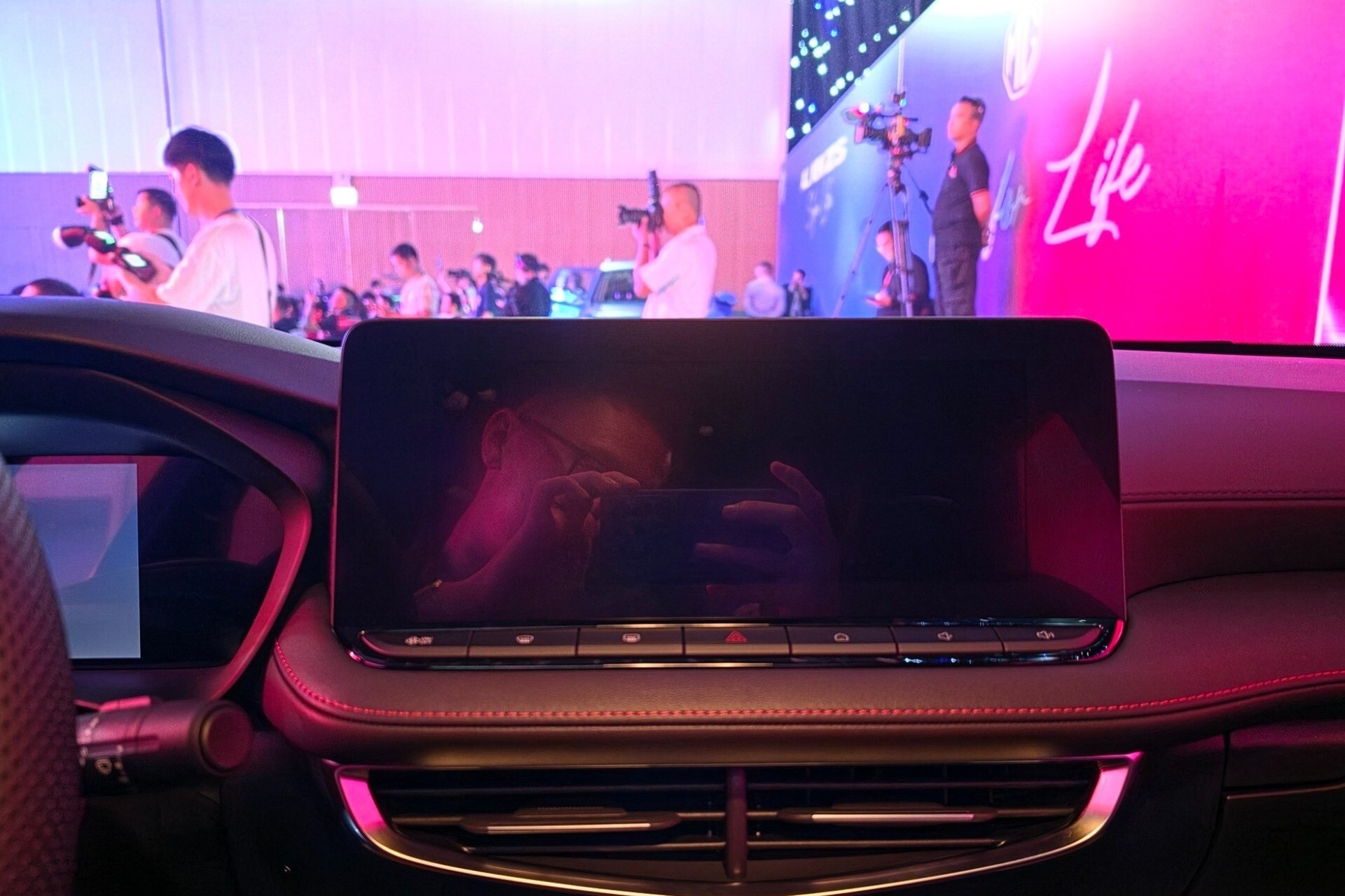 Màn hình giải trí trung tâm 10 inch tích hợp Apple CarPlay và Android Auto