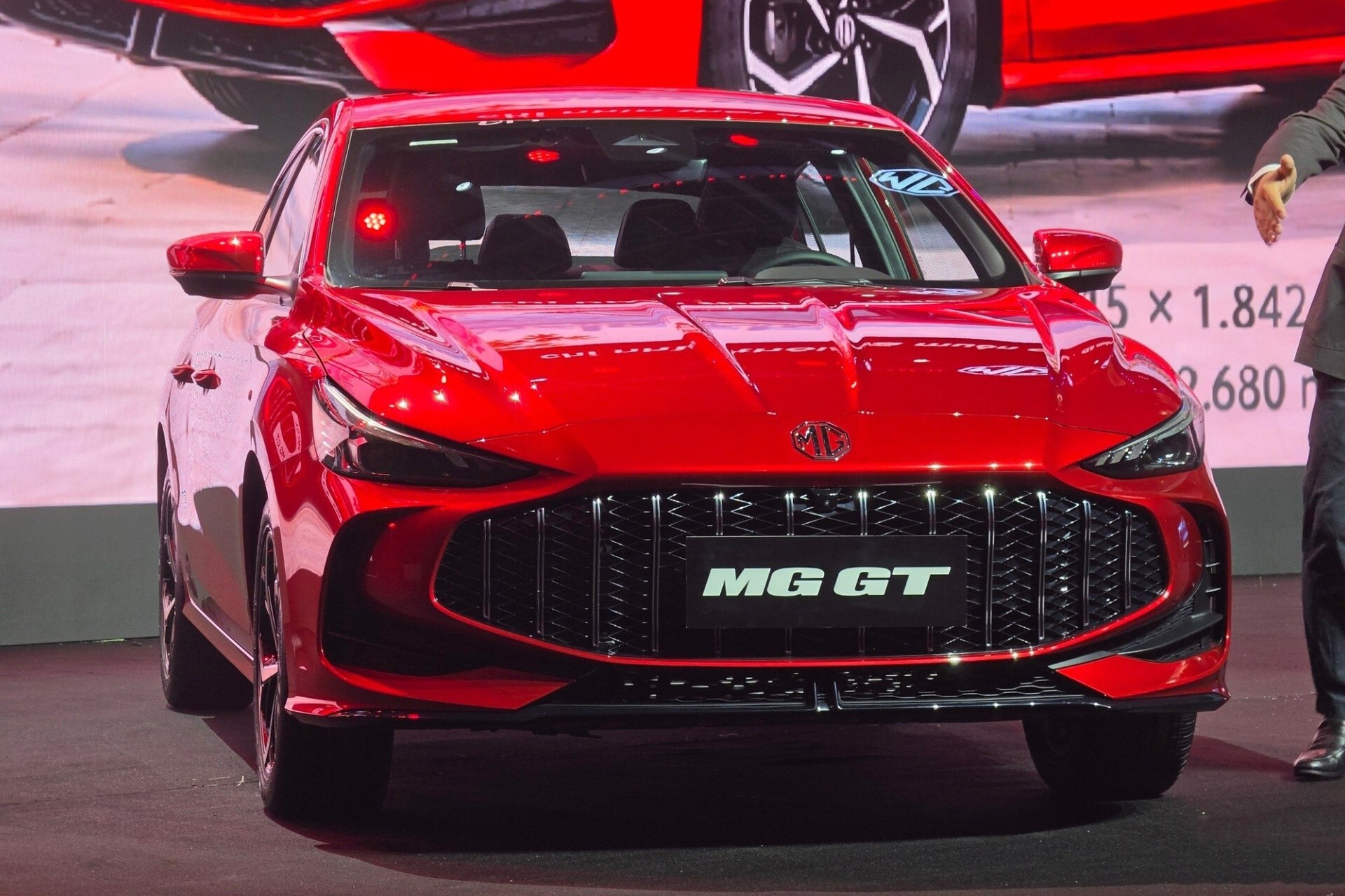 Đầu xe MG GT 1.5T Premium với lưới tản nhiệt mở rộng và nắp ca-pô gân guốc
