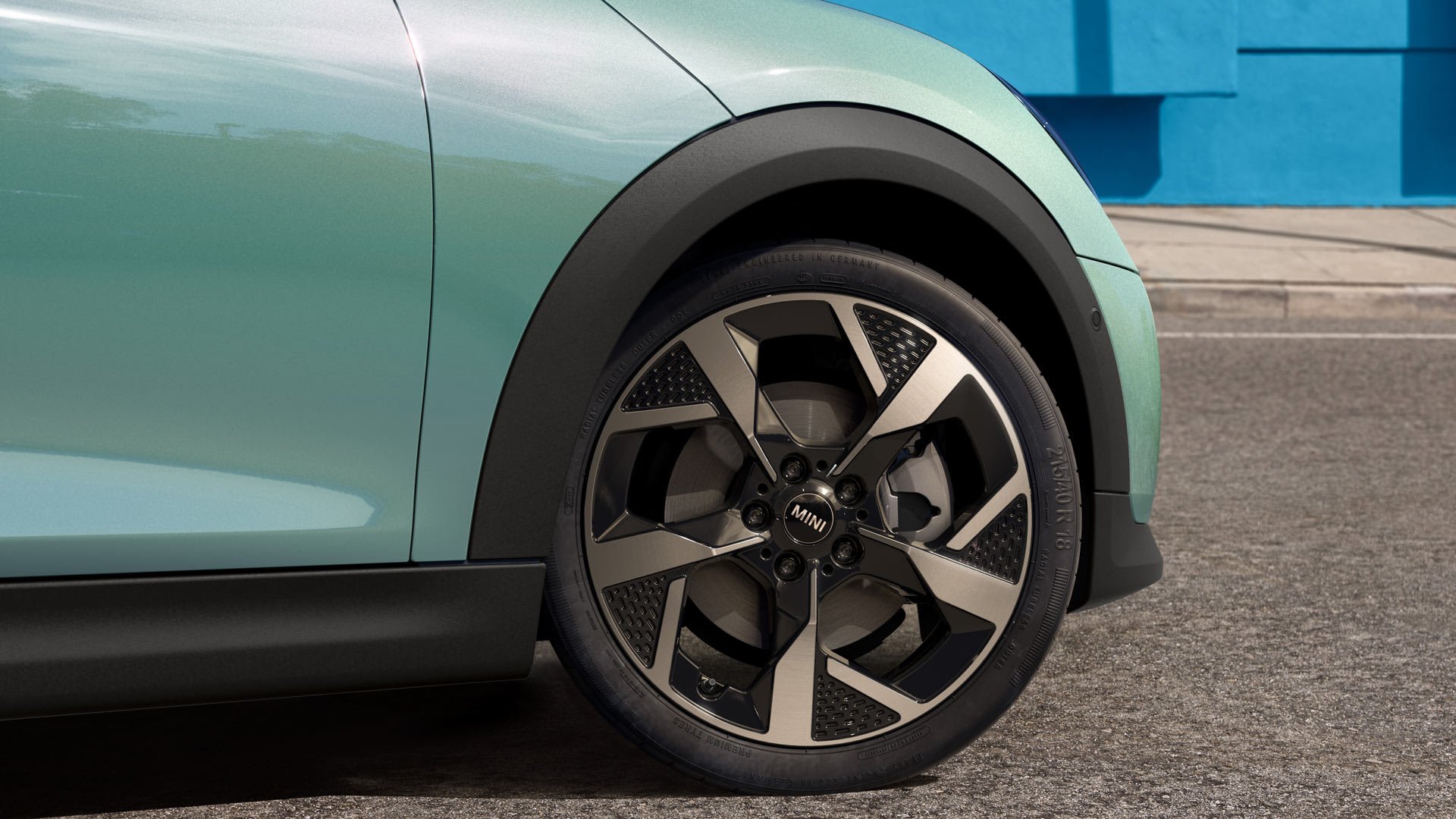 Bộ mâm hợp kim mười tám inch Slide Spoke đúc từ nhôm tái chế giúp tối ưu hóa hiệu năng khí động học.